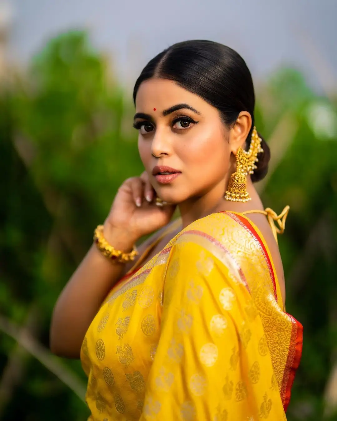 Shamna Kasim Wearing Beautiful Jewellery Yellow Pattu Saree